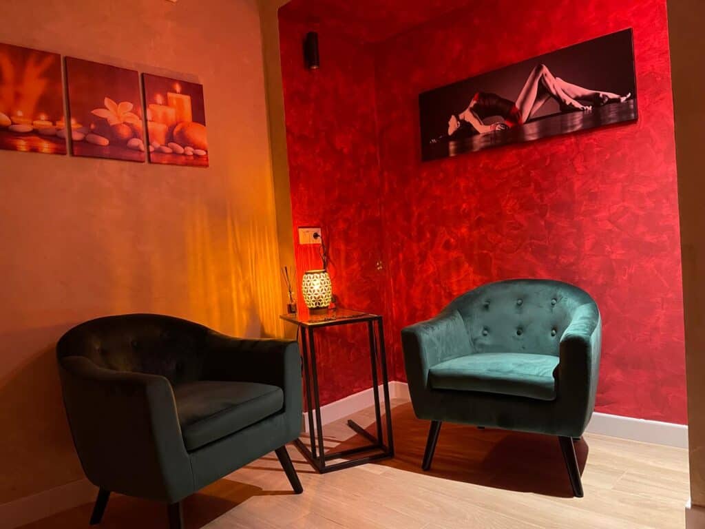 Sala acogedora con sillones verdes y lámpara decorativa