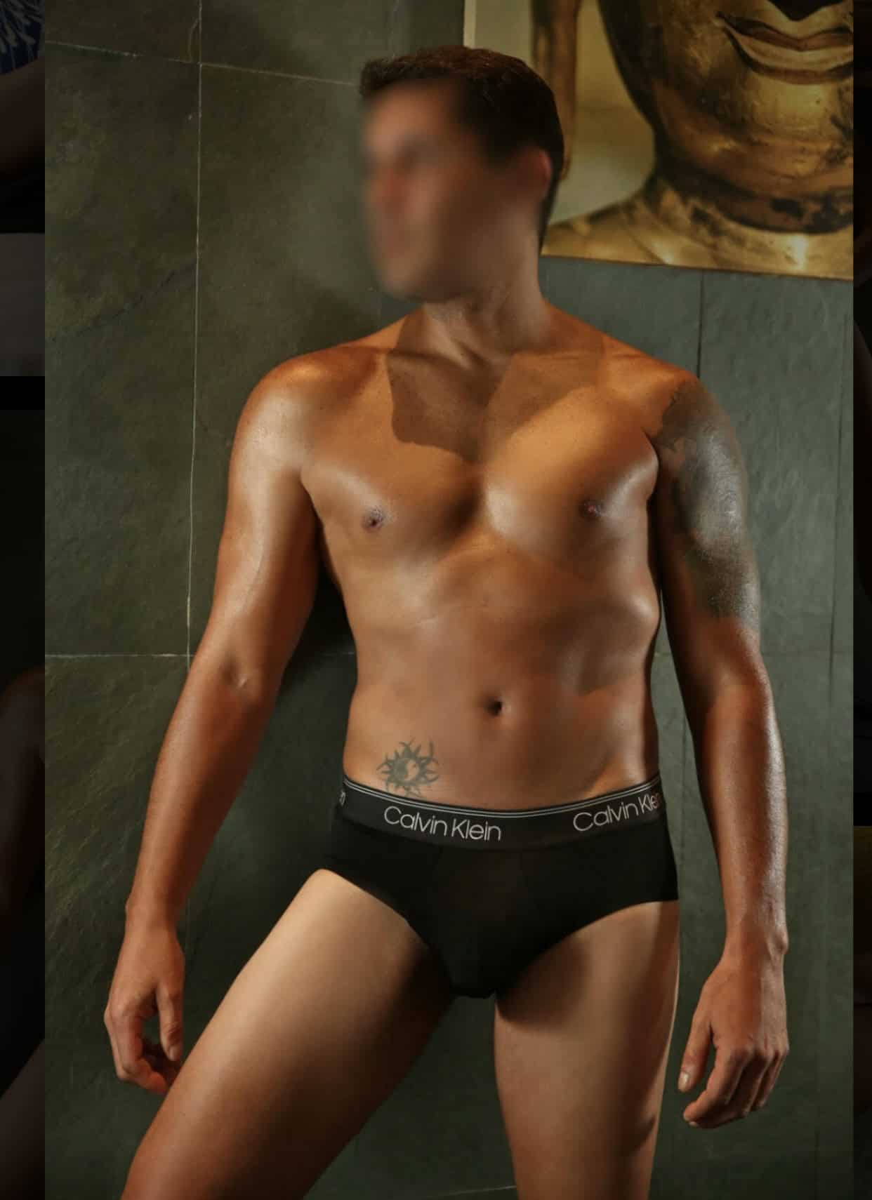 Hombre posando en ropa interior Calvin Klein negra
